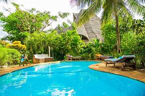 3 Bed Cottage Sleeps 6- Pool, Chef Option, Parking