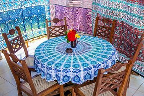 3 Bed Cottage Sleeps 6- Pool, Chef Option, Parking