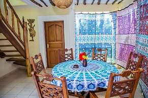 3 Bed Cottage Sleeps 6- Pool, Chef Option, Parking