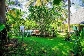 3 Bed Cottage Sleeps 6- Pool, Chef Option, Parking