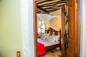 3 Bed Cottage Sleeps 6- Pool, Chef Option, Parking