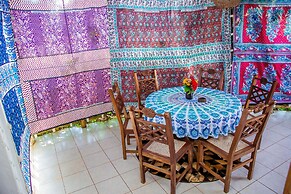 3 Bed Cottage Sleeps 6- Pool, Chef Option, Parking
