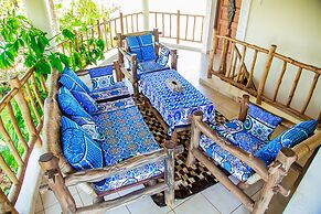 3 Bed Cottage Sleeps 6- Pool, Chef Option, Parking