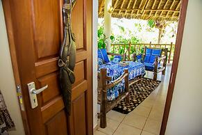 3 Bed Cottage Sleeps 6- Pool, Chef Option, Parking