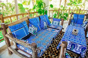 3 Bed Cottage Sleeps 6- Pool, Chef Option, Parking