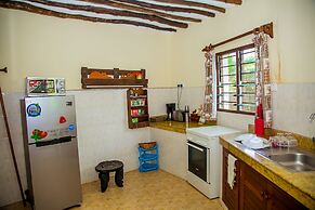 3 Bed Cottage Sleeps 6- Pool, Chef Option, Parking