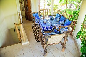3 Bed Cottage Sleeps 6- Pool, Chef Option, Parking