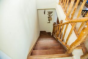 3 Bed Cottage Sleeps 6- Pool, Chef Option, Parking