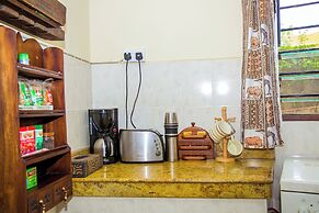 3 Bed Cottage Sleeps 6- Pool, Chef Option, Parking