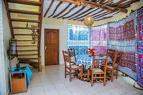 3 Bed Cottage Sleeps 6- Pool, Chef Option, Parking
