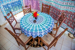 3 Bed Cottage Sleeps 6- Pool, Chef Option, Parking