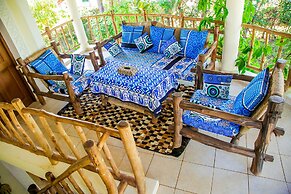 3 Bed Cottage Sleeps 6- Pool, Chef Option, Parking
