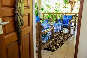 3 Bed Cottage Sleeps 6- Pool, Chef Option, Parking