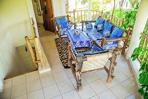 3 Bed Cottage Sleeps 6- Pool, Chef Option, Parking