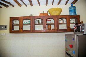3 Bed Cottage Sleeps 6- Pool, Chef Option, Parking