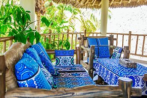 3 Bed Cottage Sleeps 6- Pool, Chef Option, Parking