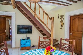 3 Bed Cottage Sleeps 6- Pool, Chef Option, Parking