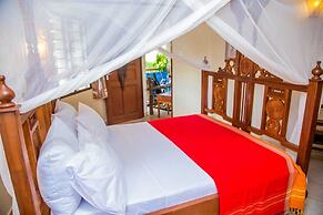 3 Bed Cottage Sleeps 6- Pool, Chef Option, Parking