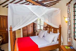 3 Bed Cottage Sleeps 6- Pool, Chef Option, Parking