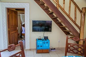 3 Bed Cottage Sleeps 6- Pool, Chef Option, Parking