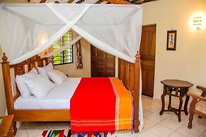 3 Bed Cottage Sleeps 6- Pool, Chef Option, Parking