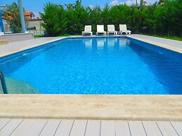 Dalyandreams Villa Sleeps12-pool-wifi-ac-parking
