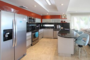 Stunning Beachfront 2-Bed Condo with Pool - Ocean One 204 by BSL Renta