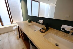 404 Awesome 1Br designer by StayPodio