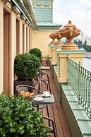 River Palace Hotel