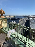 River Palace Hotel