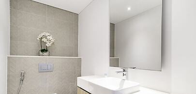 LUX Contemporary Suite Marina View 3