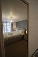 Charming Flat With Private Patio in Clifton