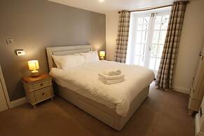 Charming Flat With Private Patio in Clifton