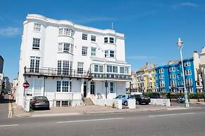 2 Bed Apt - Sea Views, Seafront Location & Parking
