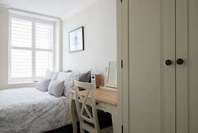 2 Bed Apt - Sea Views, Seafront Location & Parking