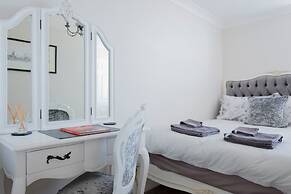 2 Bed Apt - Sea Views, Seafront Location & Parking