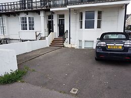 2 Bed Apt - Sea Views, Seafront Location & Parking