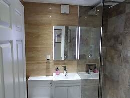 2 Bed Apt - Sea Views, Seafront Location & Parking