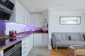 2 Bed Apt - Sea Views, Seafront Location & Parking