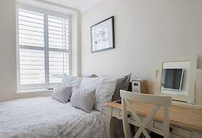 2 Bed Apt - Sea Views, Seafront Location & Parking