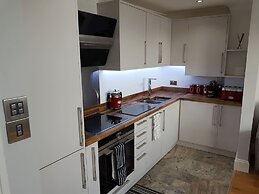 2 Bed Apt - Sea Views, Seafront Location & Parking