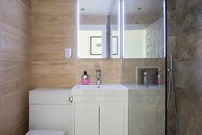 2 Bed Apt - Sea Views, Seafront Location & Parking