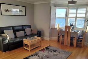 2 Bed Apt - Sea Views, Seafront Location & Parking