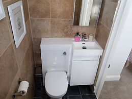 2 Bed Apt - Sea Views, Seafront Location & Parking