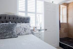 2 Bed Apt - Sea Views, Seafront Location & Parking