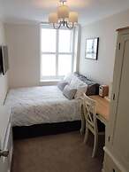 2 Bed Apt - Sea Views, Seafront Location & Parking