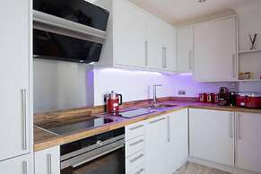 2 Bed Apt - Sea Views, Seafront Location & Parking