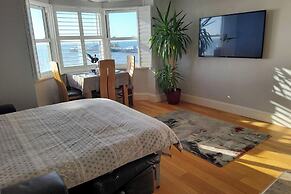 2 Bed Apt - Sea Views, Seafront Location & Parking