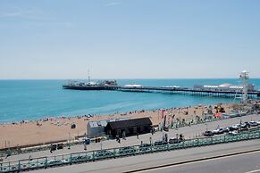 2 Bed Apt - Sea Views, Seafront Location & Parking