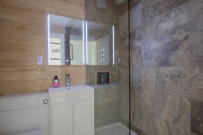 2 Bed Apt - Sea Views, Seafront Location & Parking